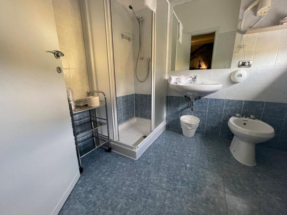 Lake Garda Hostel Сало Экстерьер фото