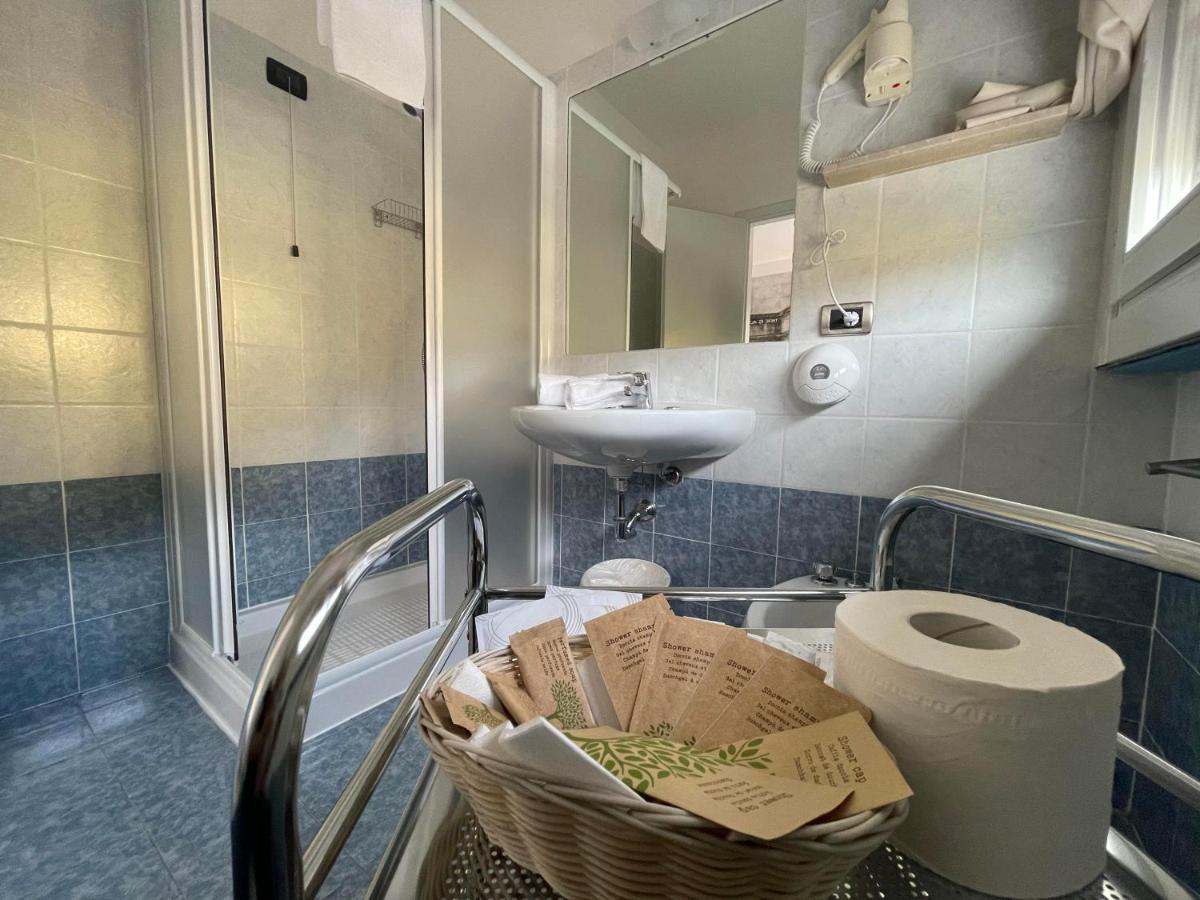 Lake Garda Hostel Сало Экстерьер фото