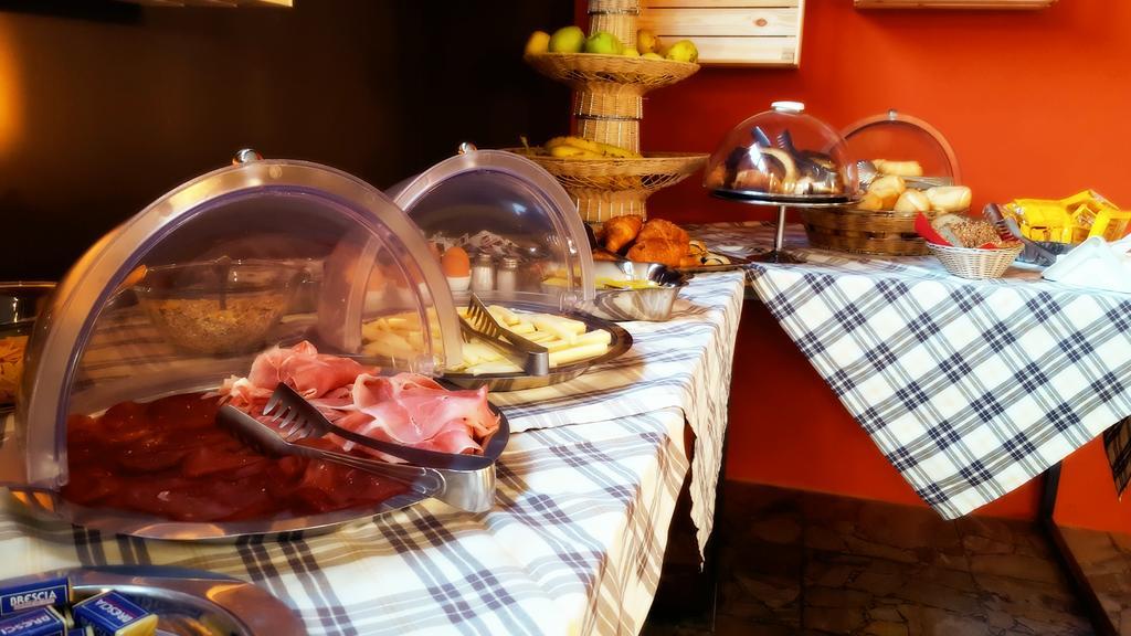 Lake Garda Hostel Сало Экстерьер фото