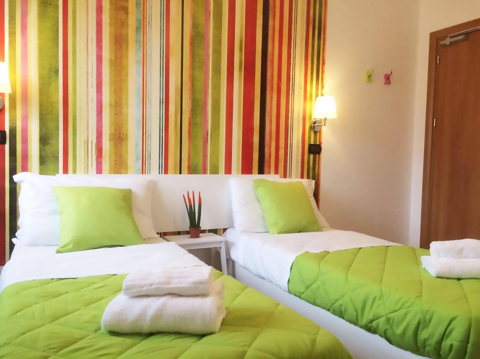 Lake Garda Hostel Сало Экстерьер фото