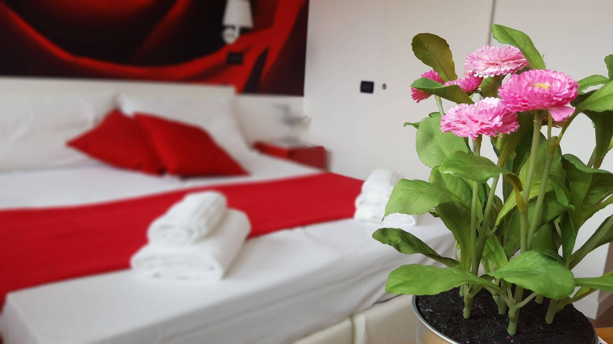 Lake Garda Hostel Сало Экстерьер фото